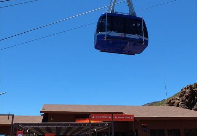 テイデ山の標高2356m地点から、頂上近くの3555m地点まで一気に上るケーブルカー。高山病には要注意