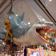 店頭に大きなサメ(ジョーズ？)がいました