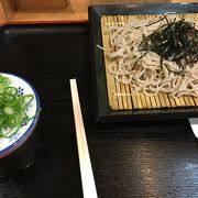 朝食を食べる