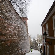 城壁沿いの階段道