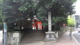 この地に移ったのは新しいですが、由緒あるお稲荷さんです。 