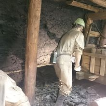 亜炭を掘る様子