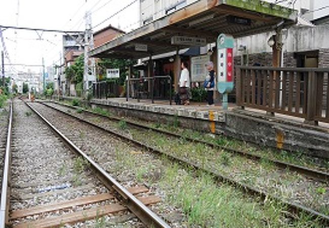 寺院に囲まれた寂れた停留所