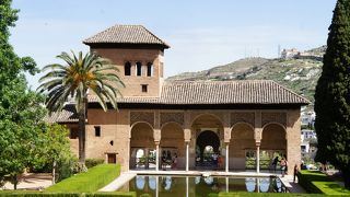 水鏡に映る優美な佇まい