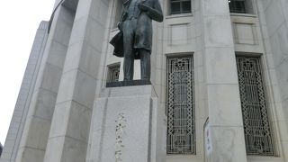 旧証券取引所の建物をバックに・・