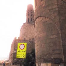 手前フトゥフ門、その向こうがハーキム・モスク