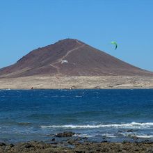小高い丘が岬になった湾内には、無数のカイト・サーファーが。