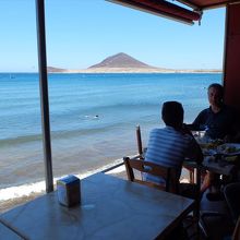 湾を見渡す雰囲気のいいカフェ・レストランで一休み。