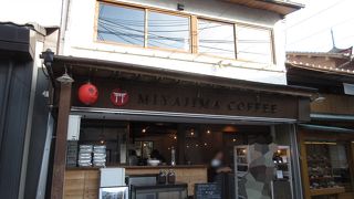 お土産やさんが並ぶ通りにあります。