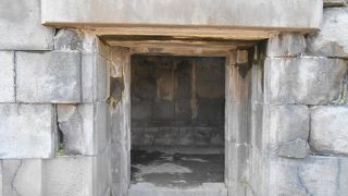 用途不明な石室。