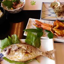 エビの鬼殻焼き、えぼ鯛の焼き魚、サザエの壺焼き