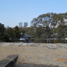 天守台の上から見る北桔橋門