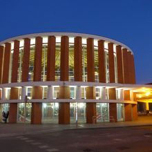 円形のとても綺麗な建物