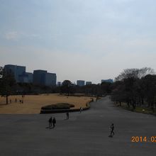 天守台から見る本丸御殿跡。