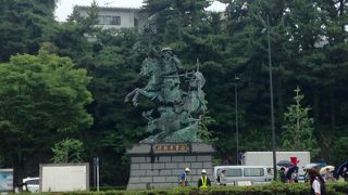 駅前の見ごたえある像