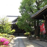 「大手筋商店街」沿いにある日蓮宗寺院