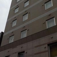 繁華街と思わせない建物