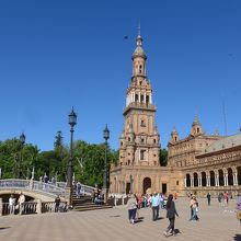広場内には池があり橋が架かっています