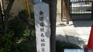 「鳥せい本店」を北に進んで突きあたりにあります