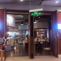 BOSEの左のこのお店に入ってすぐを右方向に行くとロビー