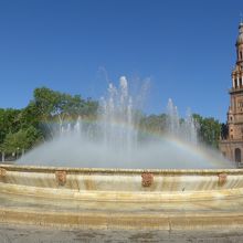 広場中央の噴水と虹