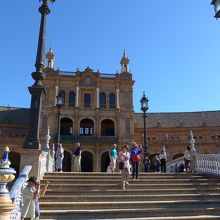 池に架かる橋と建物