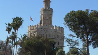 かって塔の上部が黄金色に輝く陶器で装飾されていたので「黄金の塔」と呼ばれています!!