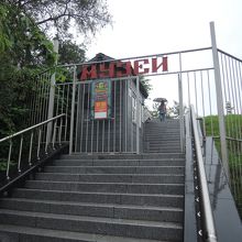 入口はこちら、水族館の横に階段あり