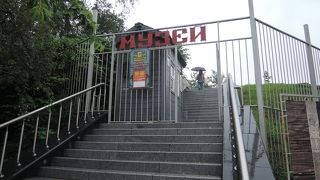 入口は水族館の横の階段から