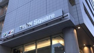 白いスタイリッシュなビル