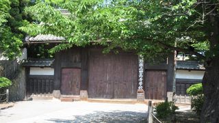 高校の正門とは！