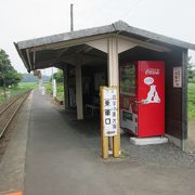 田畑の中にある小さな駅