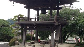 二階建ての鐘撞堂がある