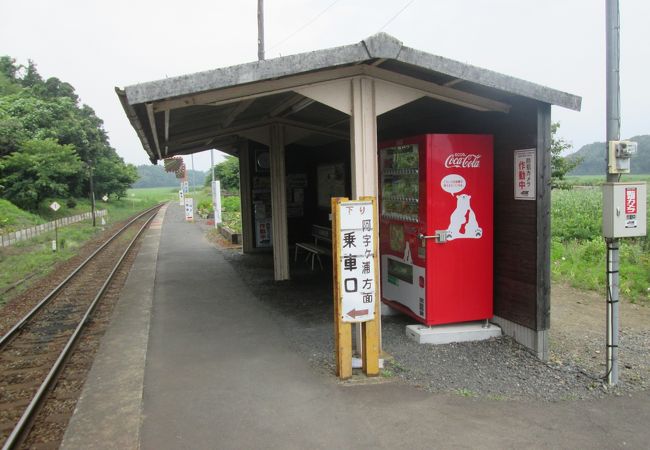 田畑の中にある小さな駅