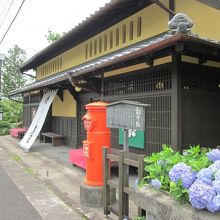 赤いポストと紫陽花〜