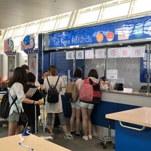 仁川空港出国イミグレ通過し搭乗口途中のタックスリファンド光景