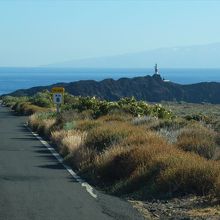 テノ岬突端の灯台が見えてきた。遠くの島影はラ・ゴメラ島？