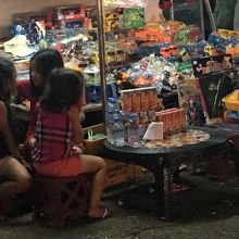 商店に群がるお子