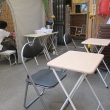 テント内にテーブルがあります