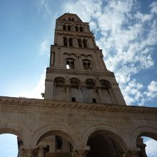 鐘楼が聳え立っています