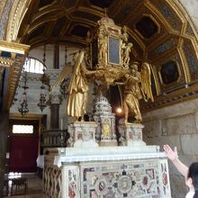 聖堂内の礼拝堂