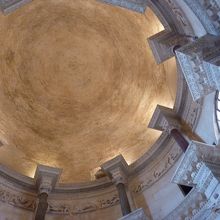 八本の柱に支えられています