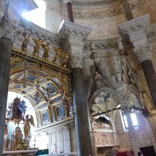 豪華な礼拝堂が並んでいます