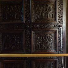 入口の扉の彫刻も見どころです