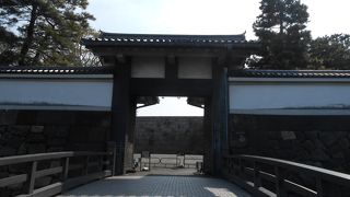 高い石垣の上に門があります。