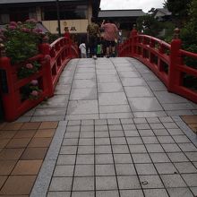 バス利用者の歩行者用通路