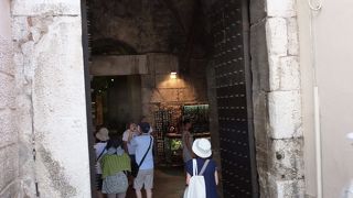 ディオクレティアヌス宮殿の南側、海側の入口です