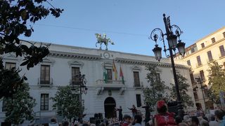 市庁舎の前に広がる広場です、イベントが行われていました!!