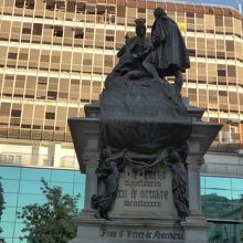 イザベル王妃とコロンブス像