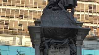 イザベル王妃とコロンブス像がある広場「イザベル広場」!!